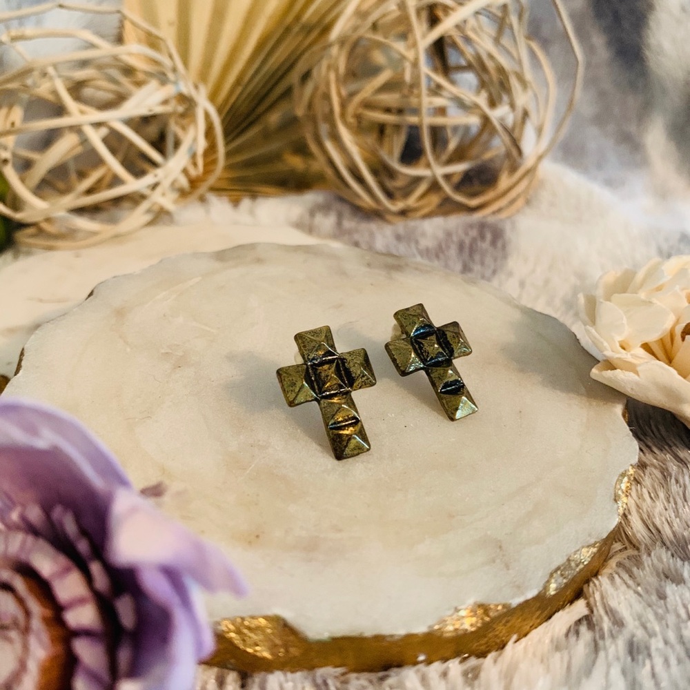 Cross Rivet Earring